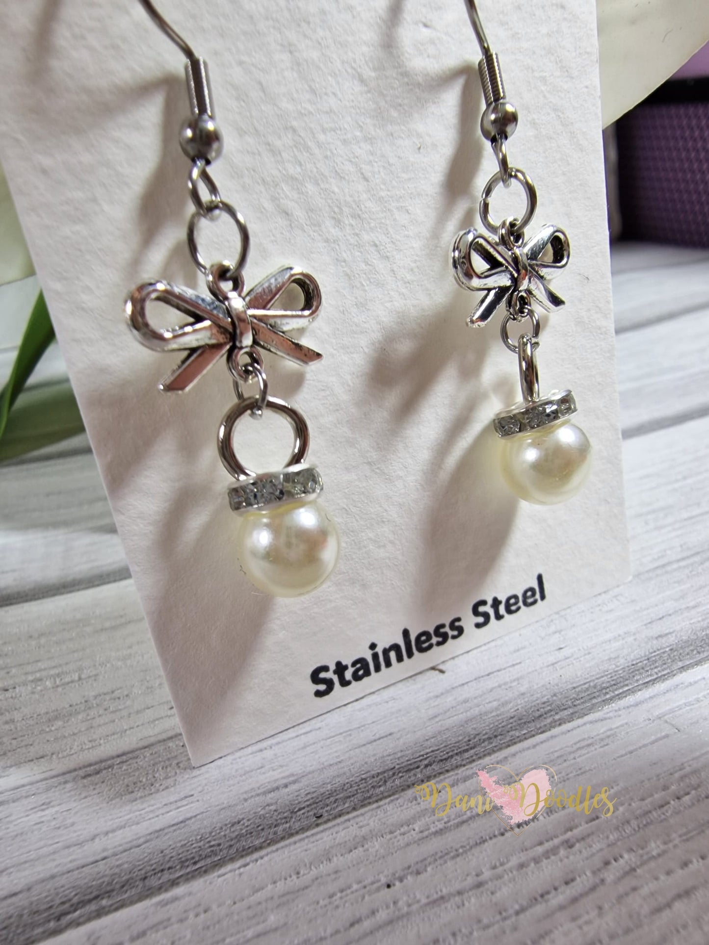 Imitation Pearl and Bow sparkly Earring Pair